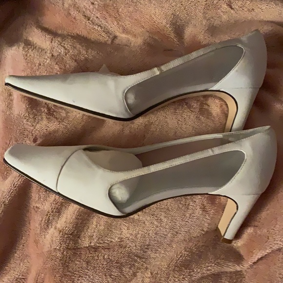 New white cloth Karen Scott 2 1/2 in. heel - Picture 2 of 4
